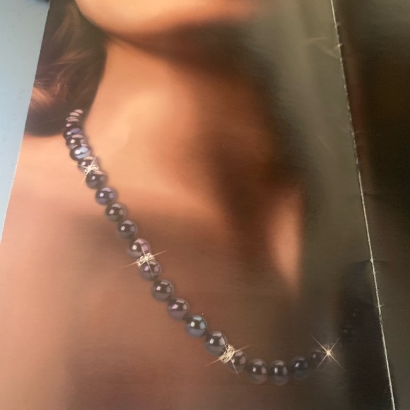 The Danbury Mint, NEW NEVER WORN, exquisite Cultured BLACK PEARL necklace. - Picture 7 of 10